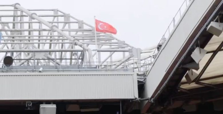 Manchester United’ın stadında Türk bayrağı dalgalandı