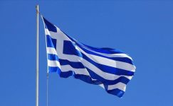Yunanistan’da eşcinsel çiftler için evlilik ve çocuk edinme yasasına onay